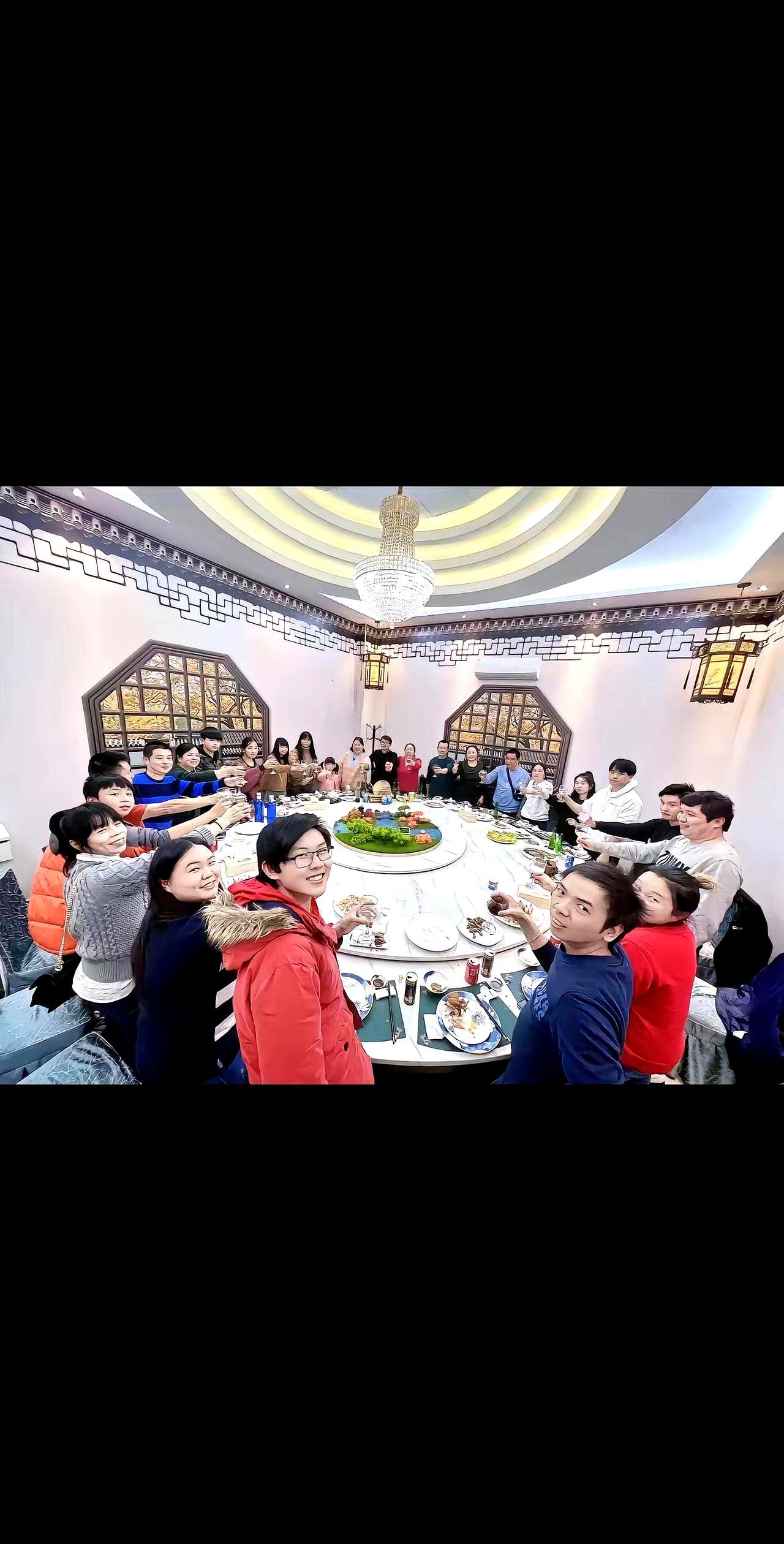 姑姑当年一个人去法国，站稳以后，把一家人也都接了过去。那会儿谁都觉得，这叫本事