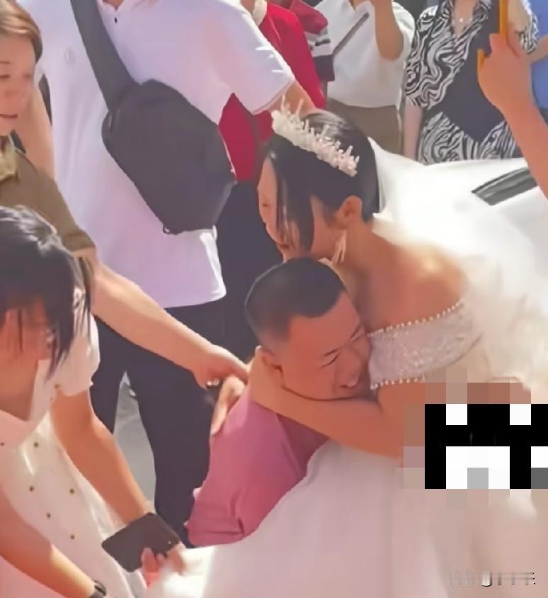 10月3日，浙江丽水，40岁新郎迎娶38岁新娘，下婚车后新郎抱不动新娘，新娘14