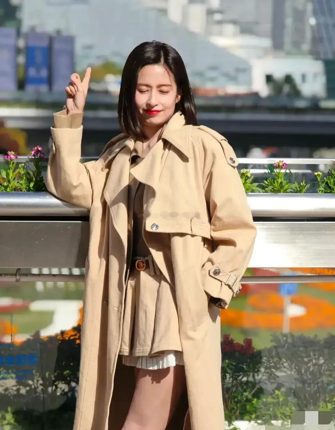 36岁颖儿现身上海，一袭小短裙勾勒出苗条身姿，两条美腿纤细吸睛，简约穿搭难掩灵动