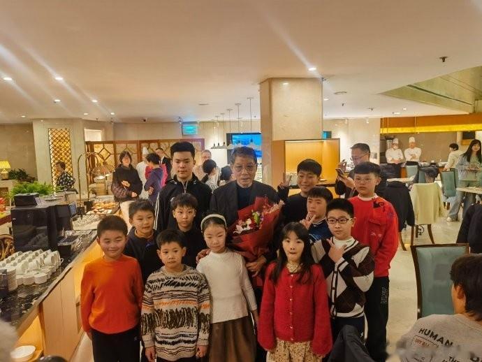 记者: “崇明五虎”武磊 张琳芃 王燊超 颜骏凌 吕文君拜访徐根宝