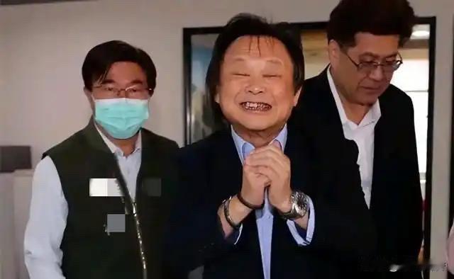 这也太坏了，自己怯战，却把别上架到火上烤。王世坚一直不肯站出来竞选台北市长，