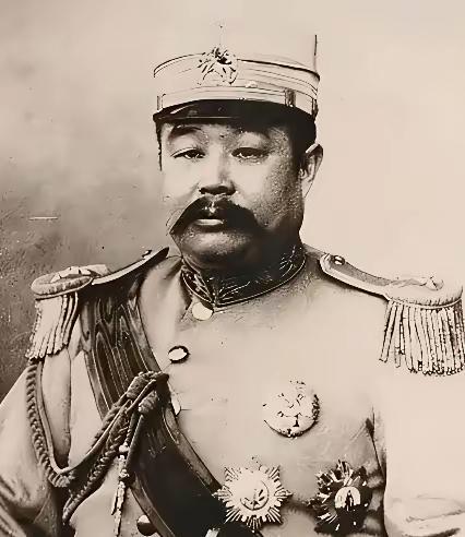 1895年，南京杨家大宅，31岁的黎元洪睡得正香，突然觉得裤裆一凉，一摸湿了一片