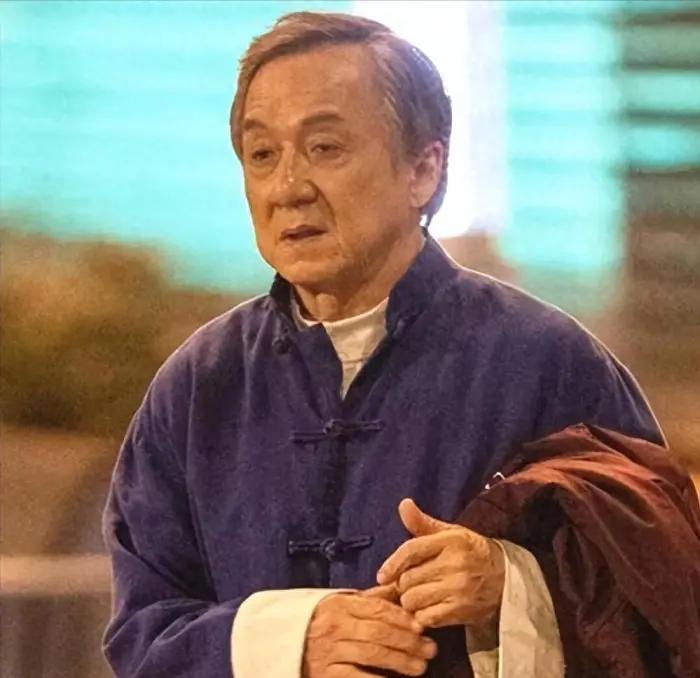 同为港圈顶流，为何成龙李连杰日渐苍老，70岁吕良伟却似壮年？谁能想到，昔日