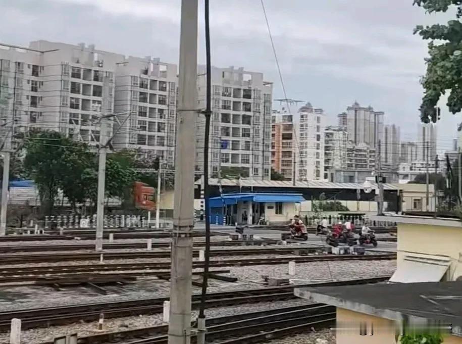 湛江霞山南柳村道口，位于湛江火车站旁，目前应该是湛江市区仅存为数不多的几个铁路道