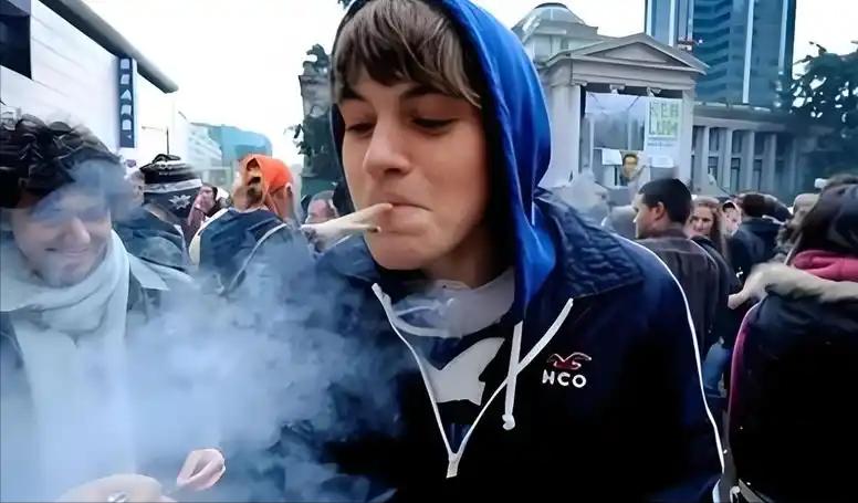 西方人为什么热衷禁烟？说句难听的，因为他们除了禁烟，别的都禁不了！西方人对