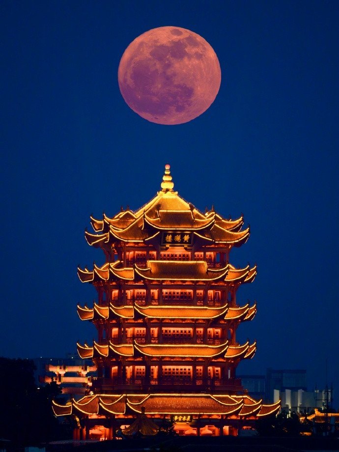 【#送你一组圆月高清壁纸#】今晚#月全食#将现身，你要和谁一起看红月亮？送你一组