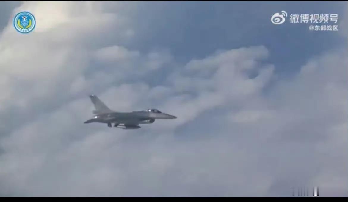 笑死，它拿狙击手吊舱当望远镜用，我们直接拍。