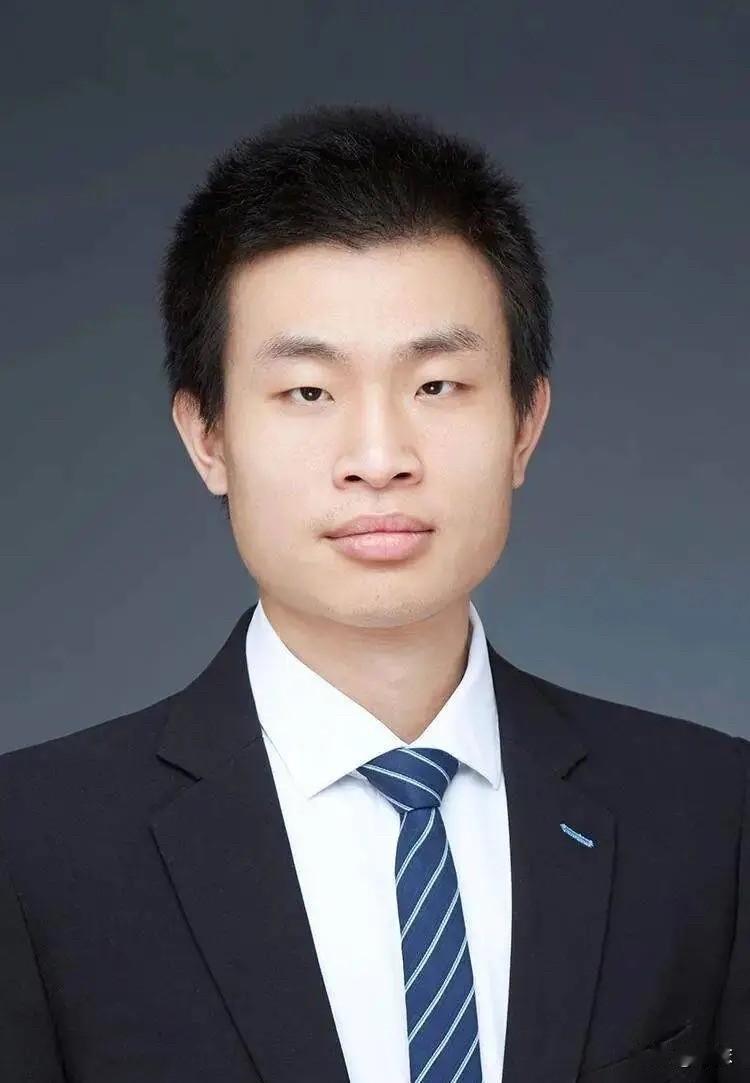 三十四岁的北大天才韦东奕最近有重磅喜讯传出，他的个人社交账号也运营满一整年，也吸
