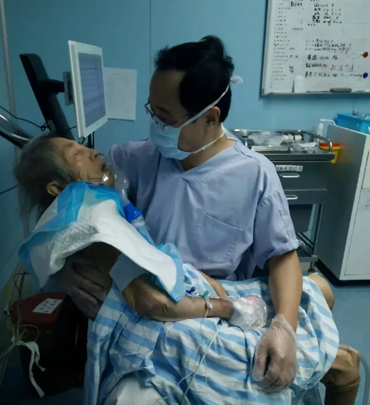 一位80岁的老人身患绝症，被儿子放弃治疗后离开了医院。在生命的最后时刻，老人呼喊