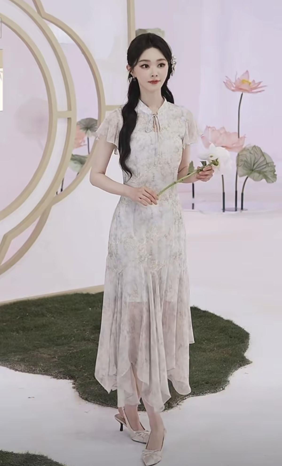宋轶这一身新中式造型，像从荷风里走出来的江南美人[比心]淡紫为底，荷影为