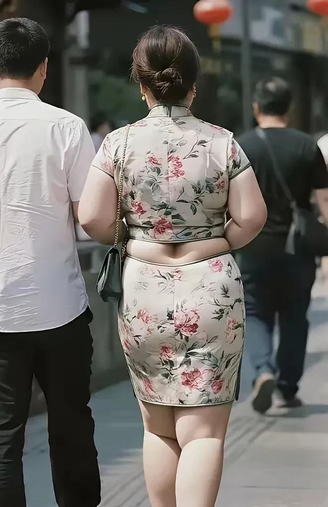 女的胖不趁穿旗袍，衣服勒的太紧绷。你看，她这样穿真的好看吗？这女的身材稍微有点