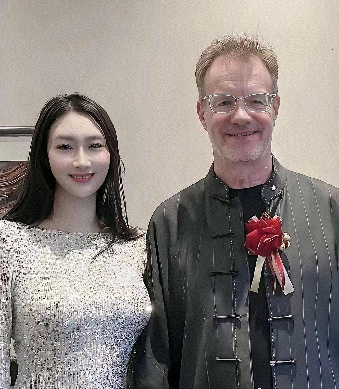 很多人说，他在中国赚够了名气，就跑回了加拿大，大山确实回加拿大了，可他从