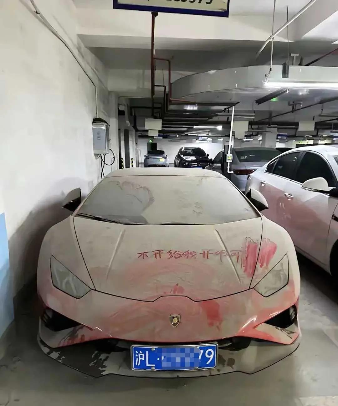 网友：车主这不是忘了车，要么进去了，要么下去了。。。