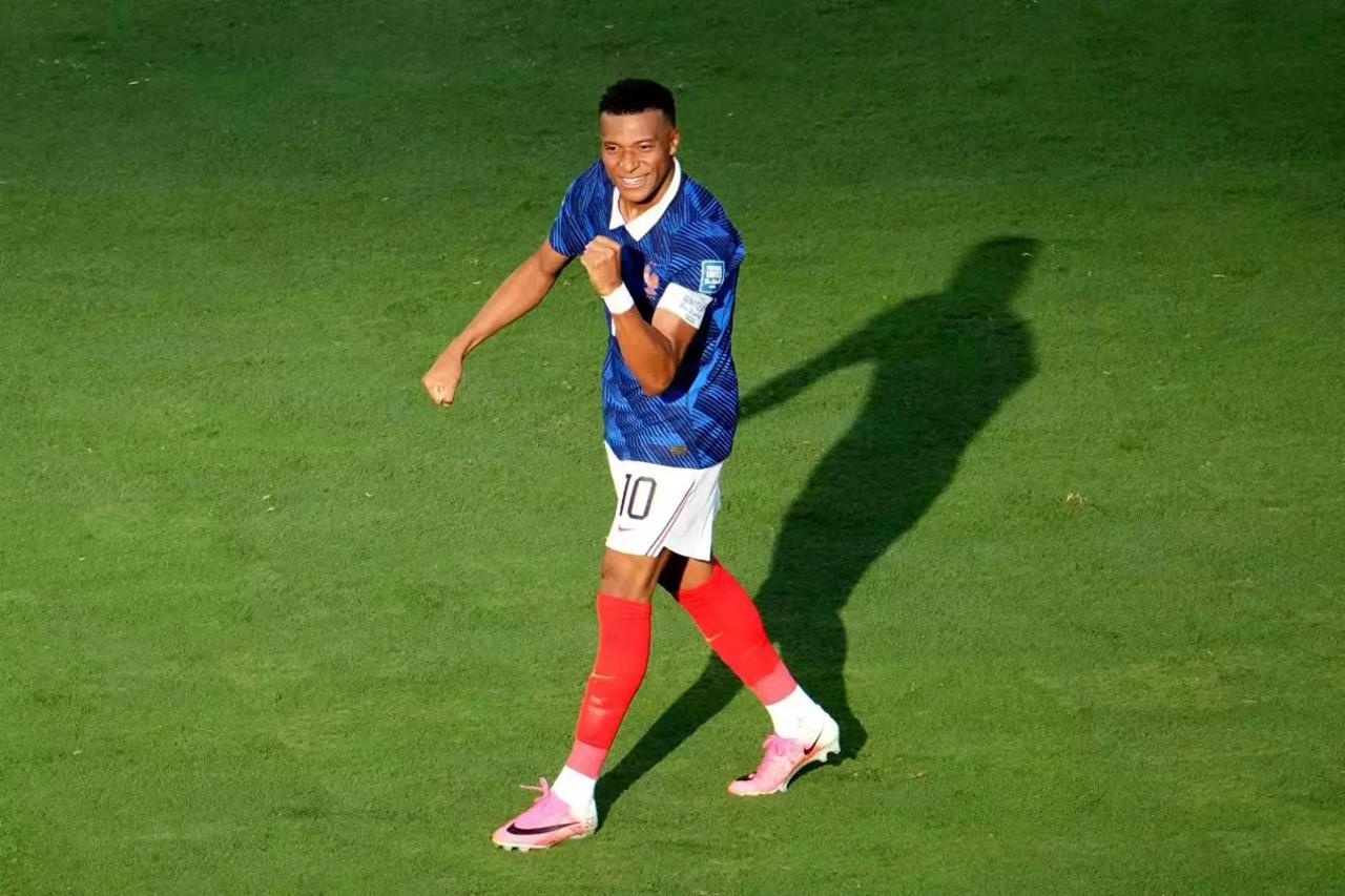疯狂的3-0！世界杯巨星狂欢，姆巴佩6球追平梅西，死亡之组全死了。世界杯前六场