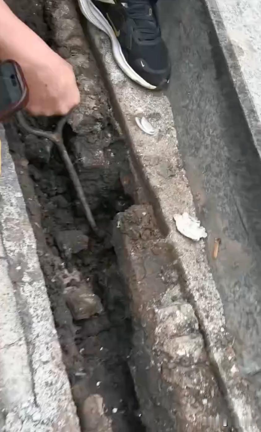 重庆，一大道刚遭遇积水2米严重内涝，6月10日就有市民打开路边排水井盖瞬间傻眼，