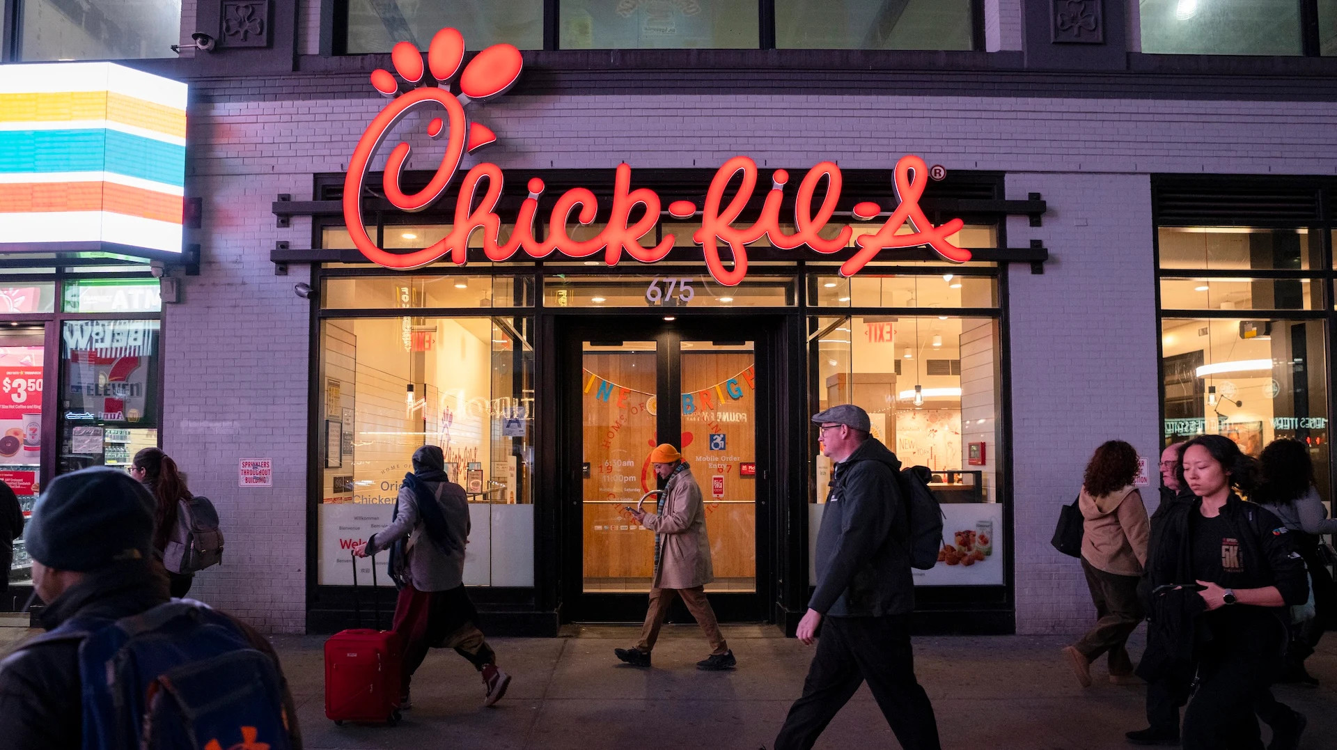 在美国弗吉尼亚州北部的一场中文脱口秀表演中，当主持人询问观众最喜欢的食物时，现场