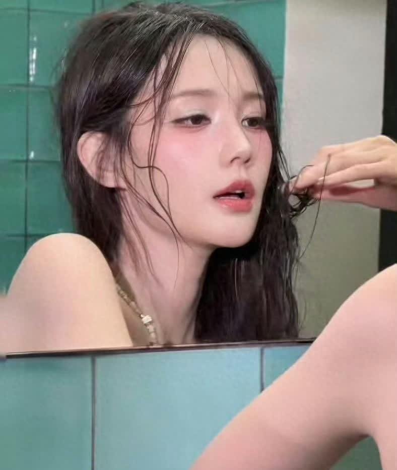 李一桐浴室写真美到犯规，又纯又欲的氛围感，简直让人无法抗拒​