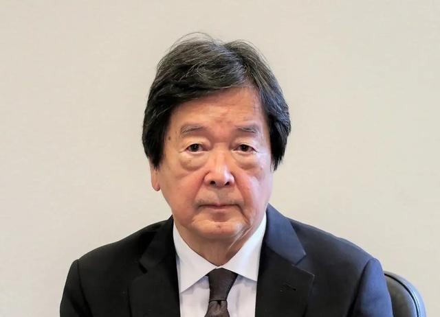 日本前外务省官员田中均今天发文了。他直接点名：自卫队军官带刀闯进中国使馆，日本政