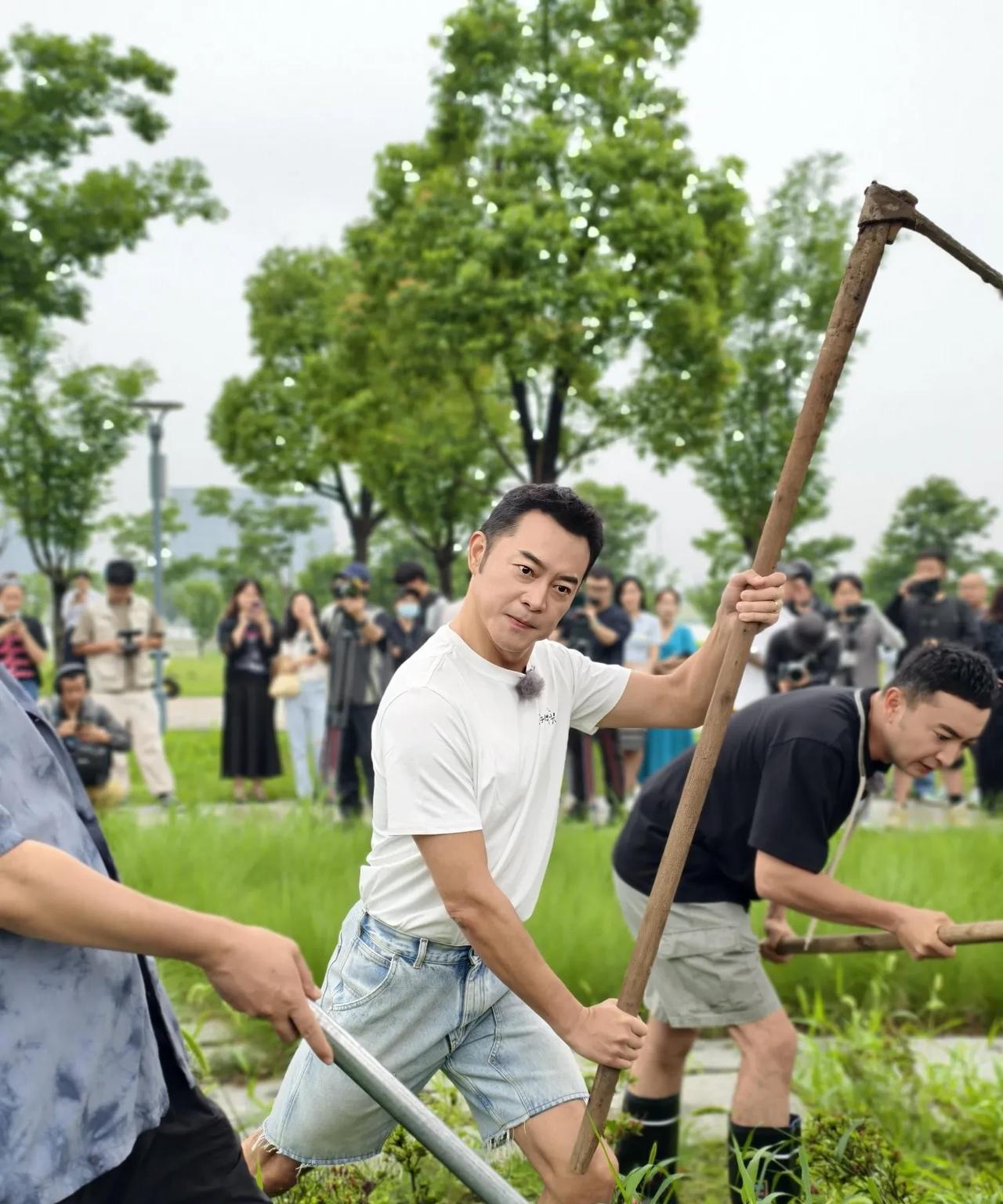 6月24日，央视主持人尼格买提分享了一组综艺《你好时光》的录制剧照，该综艺将于6
