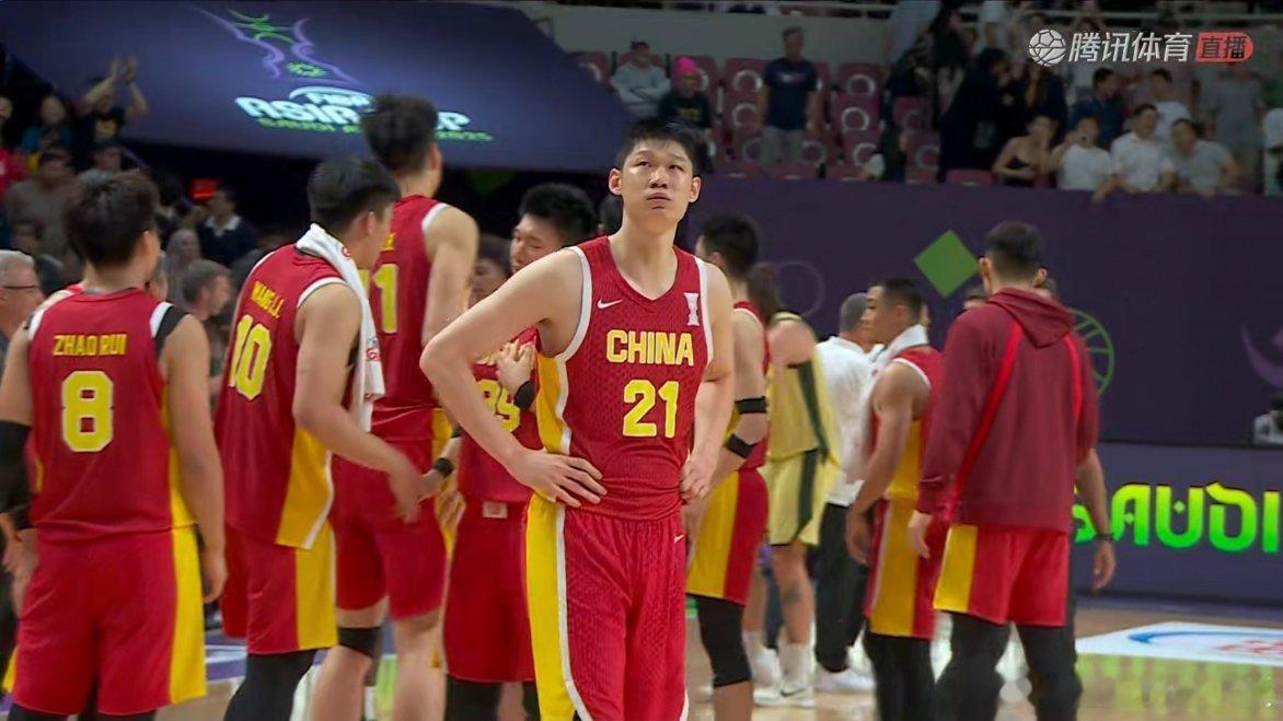 胡明轩绝杀不中，中国男篮1分惜败澳大利亚！获得本届亚洲杯的亚军中国男篮vs澳大利