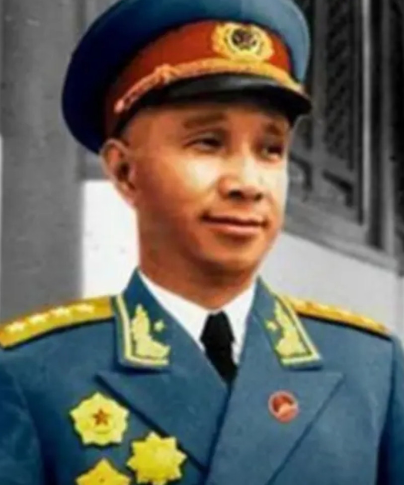 1960年，毛主席在上海召开的政治局扩大会议上，特意邀请了早已被撤职的粟裕参会。