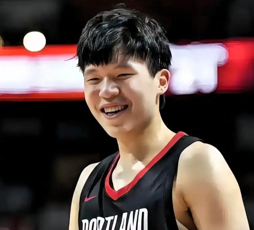 对杨瀚森未来篮球生涯的六种预测,哪种可能性最大?1、NBA强队的超级饮水机管理