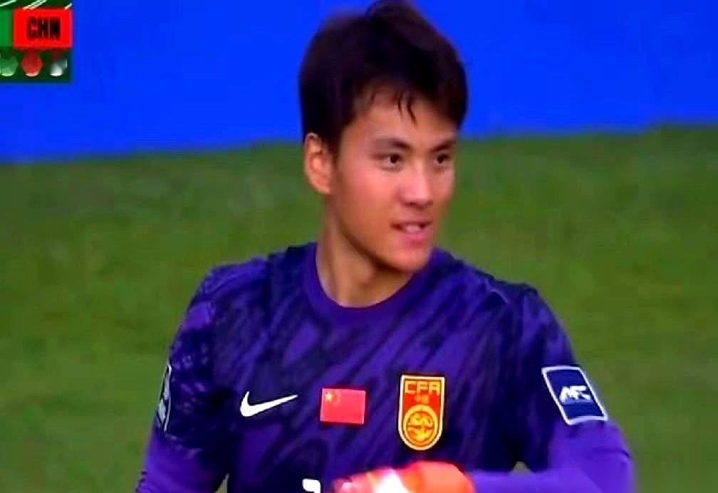 一个西班牙教练，在中国足球圈干了件“不合群”的事。别人来执教，都是奔着天价薪水和