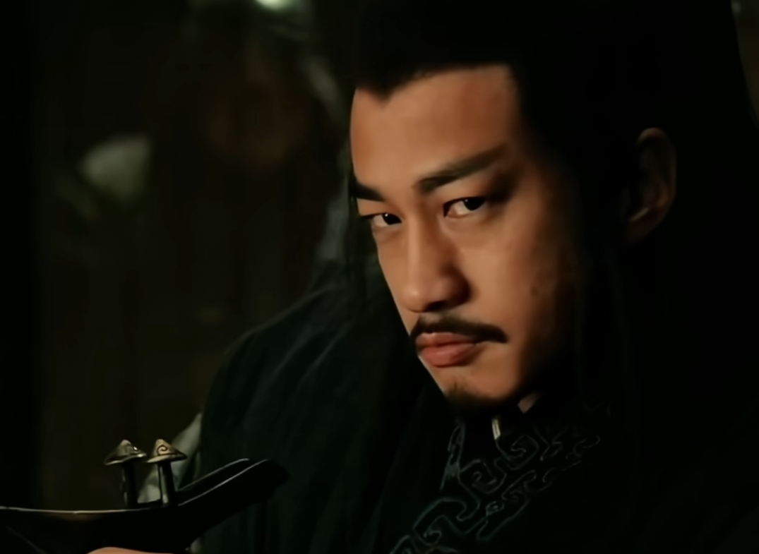 天生重瞳，一身神力，单手举鼎，带八千人屠巨鹿城，带28人打穿刘邦五千大军。鸿门宴