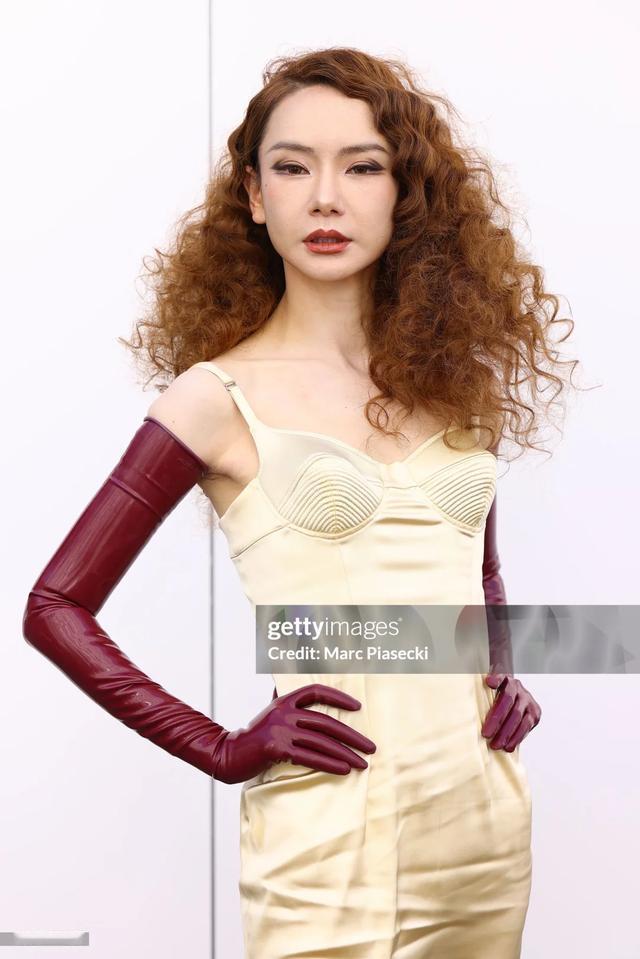 戚薇这不是老，是老气，老土[无奈吐舌]。她没点皱纹，脸也不下垂，但是给人一种很过时的