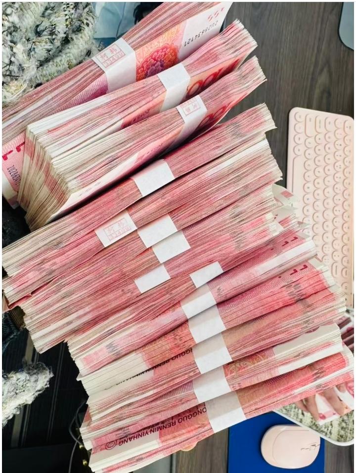 同事老爸52岁被裁那待遇，简直是打工人的“裁员天花板”！每月12000补一年，第