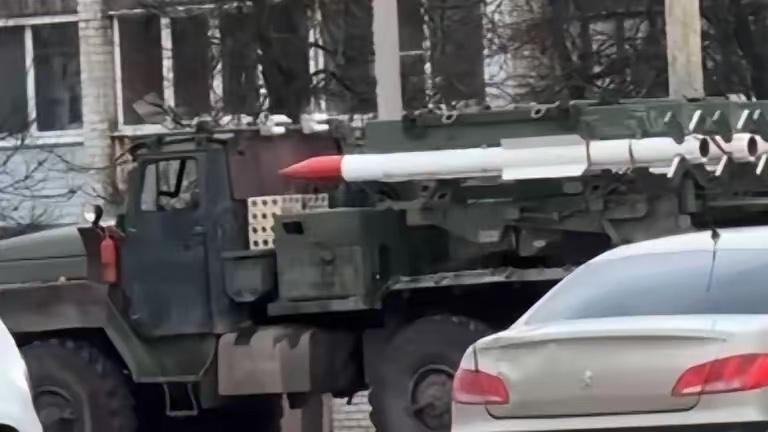 俄罗斯现在也用R-77空空导弹来改装地空导弹了，显然是其面临的防空压力越来越大。