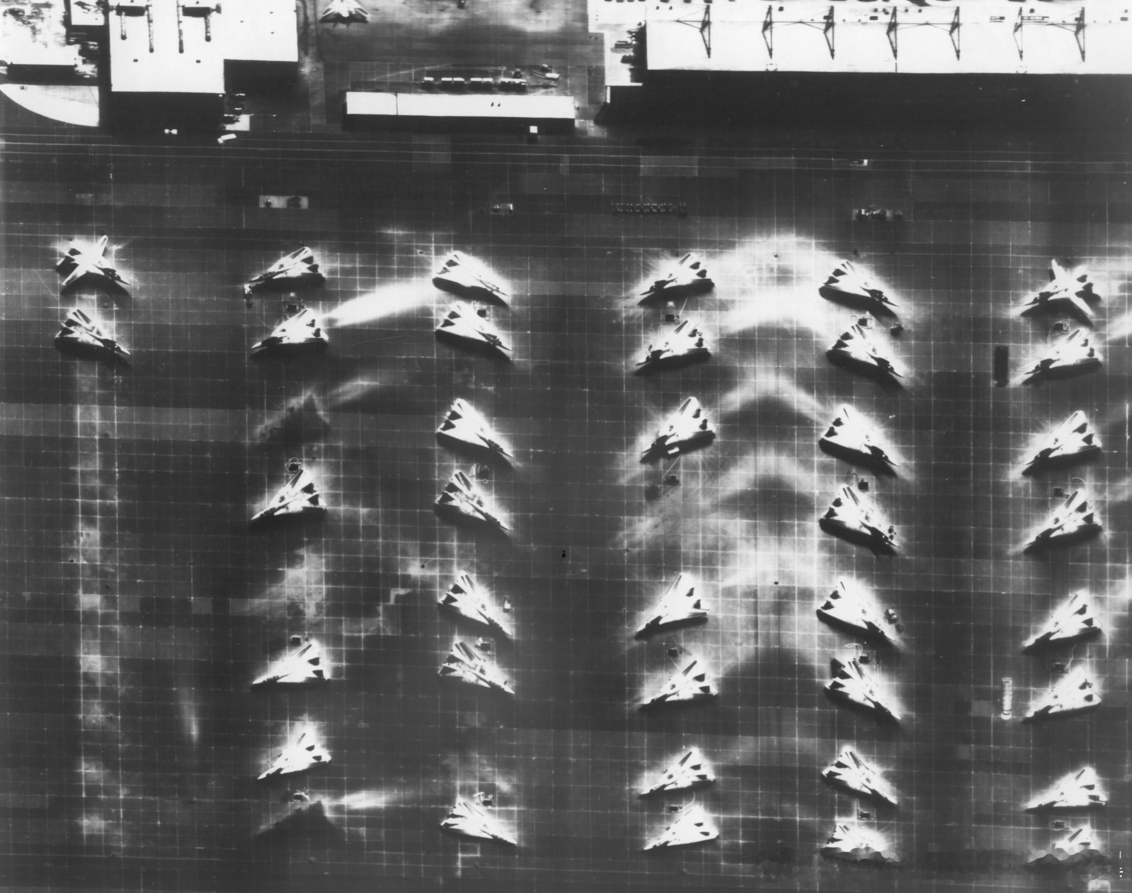 F-14用TARPS侦察吊舱拍摄的Oceana航空站的猫窝红外照片​​​