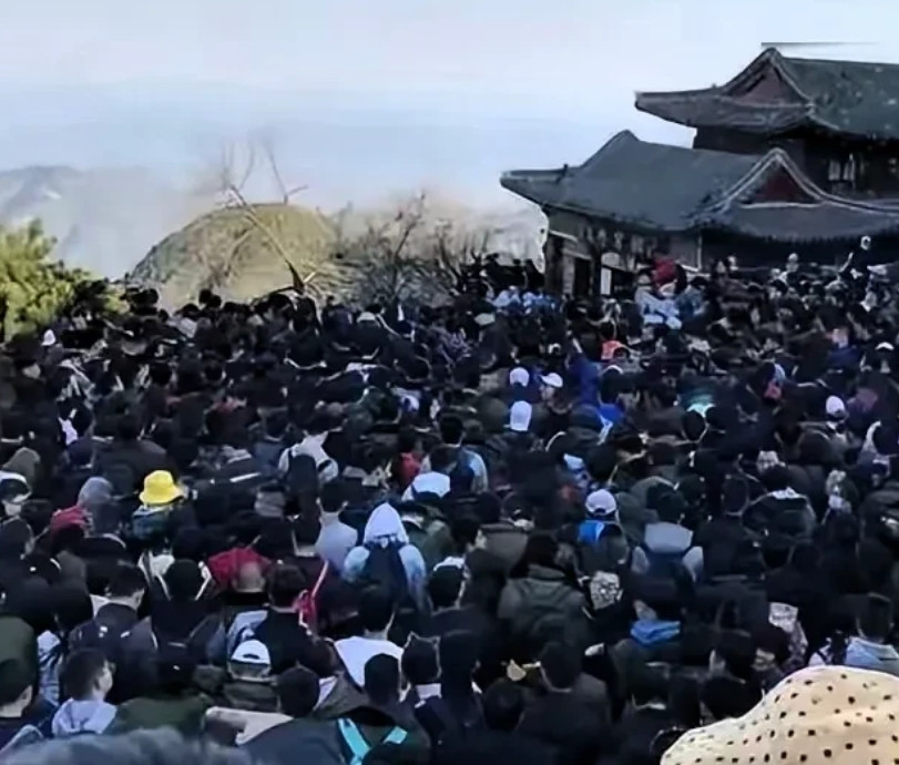 一觉醒来！五一旅游的人​为了在泰山看日出，有的人穿着厚厚的御寒衣服，在路