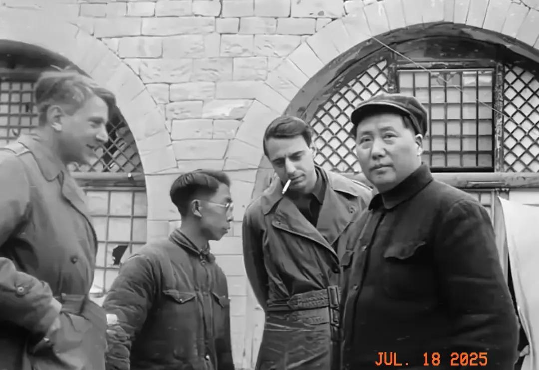 珍贵的黑白照片。1937年，延安。这是一张毛主席与外国友人在一起亲切交谈时，留