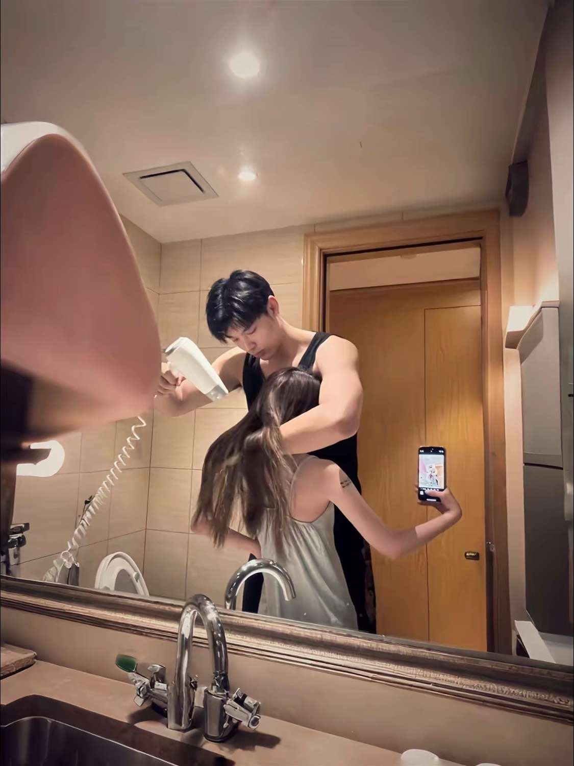 爱她就给她吹一辈子头发