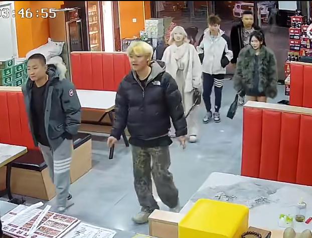 老板曝光一伙6人吃霸王餐，看这些一头黄毛，穿的人模狗样的男女，其实6个人手上凑不