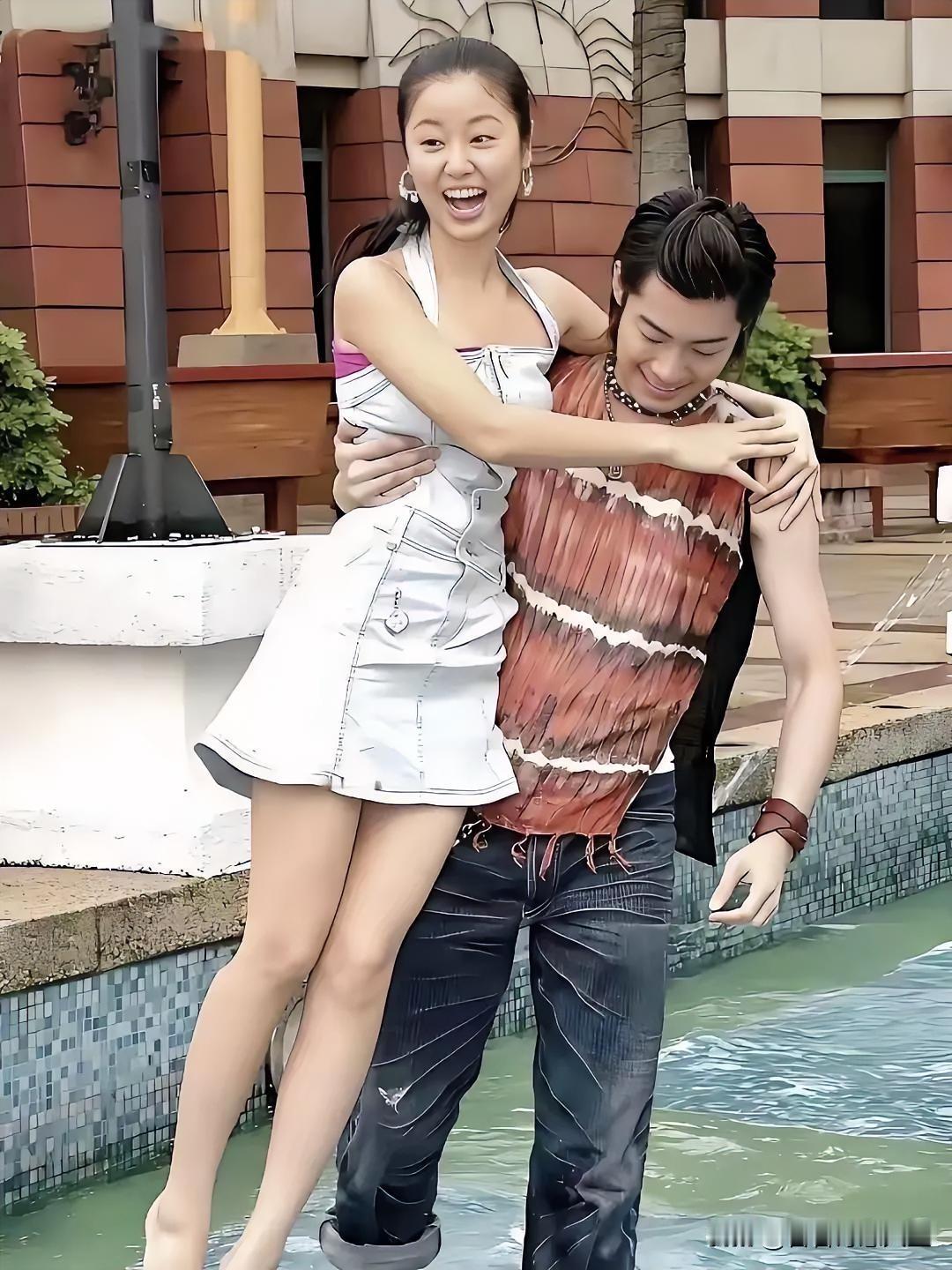 抱林心如是谁，你认识吗？林心如旧照林心如红毯造型明星🍎🍎🍎