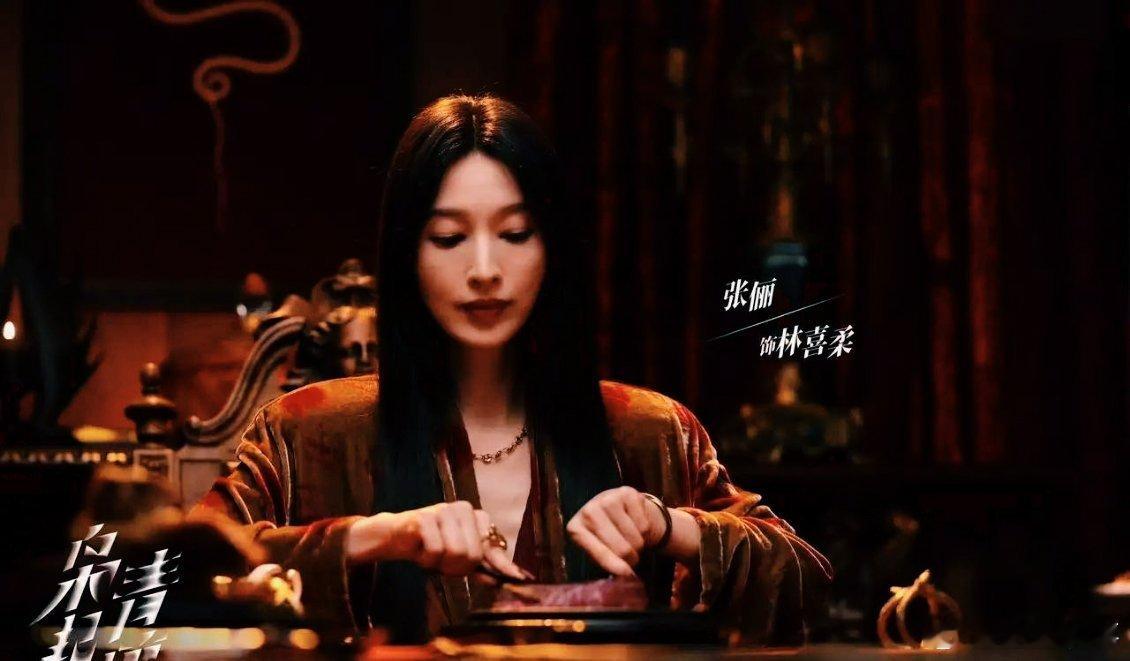 追《枭起青壤》的谁没被张俪演的疯批养母勾住目光！一边是囚禁继子的极致拉扯，张力直