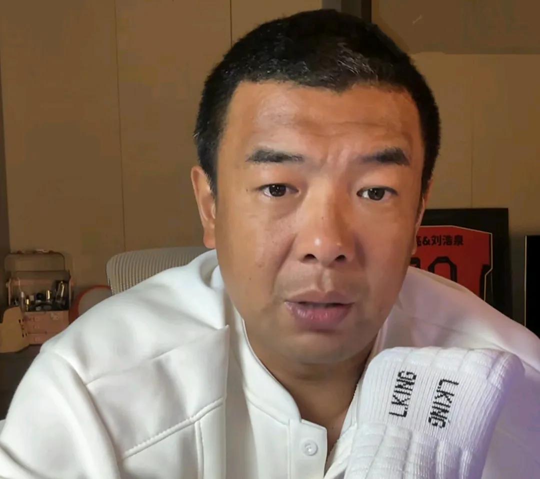 前国脚徐亮爆了一个料。他表示，这几年他认识的很多职业球员都在打官司。因为他们所