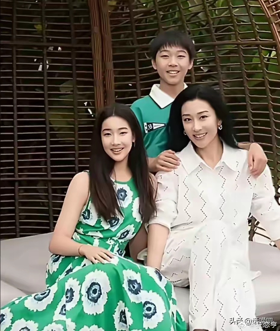 当年不顾罗晋的挽留执意要分手，而转身嫁给了百亿安踏背后之人，现在的她活成了这样看