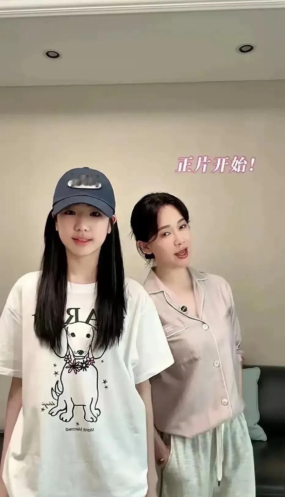 左小青带女儿直播，母女二人同框，温馨又幸福！照片中的左小青扎马尾辫，穿浅色家