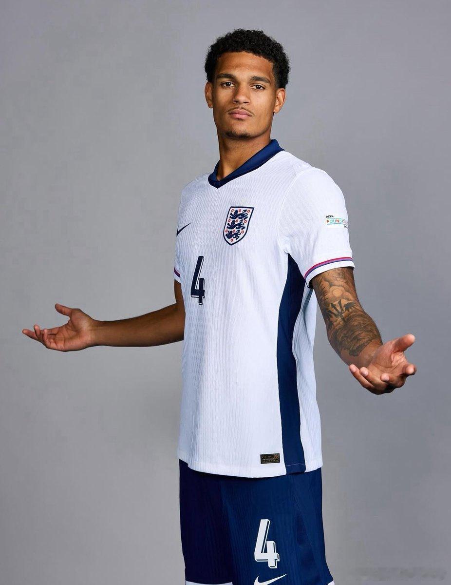 【宽萨领先阿诺德】图赫尔谈及英格兰队右后卫人选：“自从U21欧青赛之后，他（宽萨