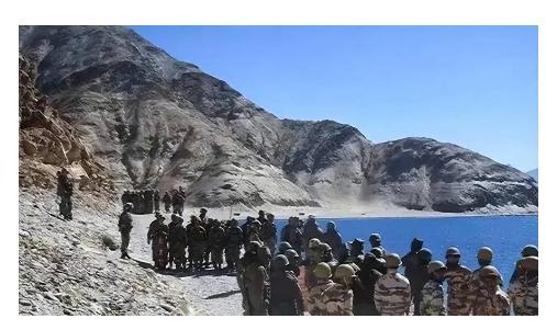 中印边境对峙已持续多年，从拉达克高原的雪线到加勒万河谷的激流，士兵对视，坦克静默
