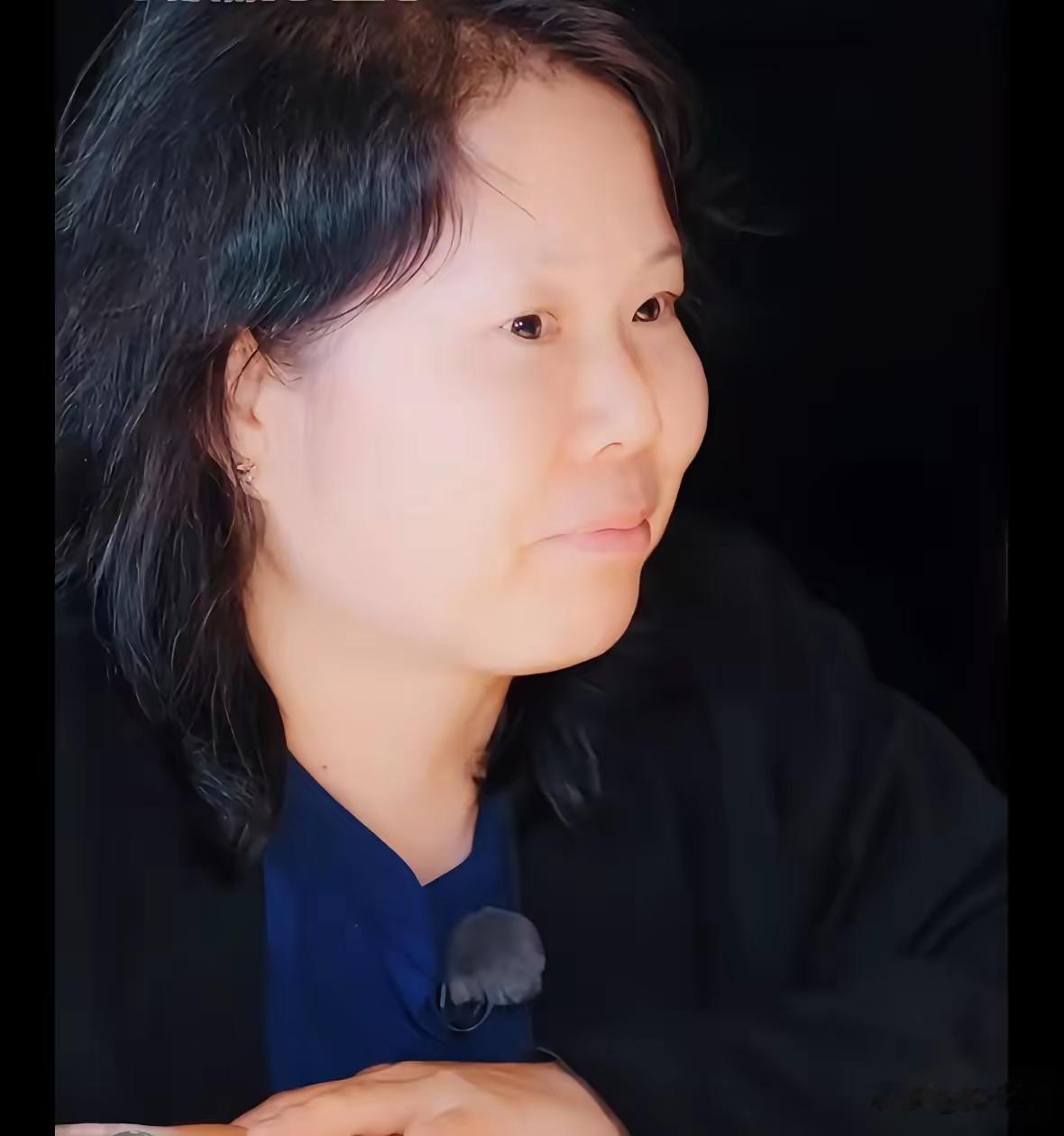 看着张家齐妈妈和她的相处，有种看《再见爱人》中麦琳和李行亮相处时的控制欲和窒息感。张家齐妈妈和麦琳特