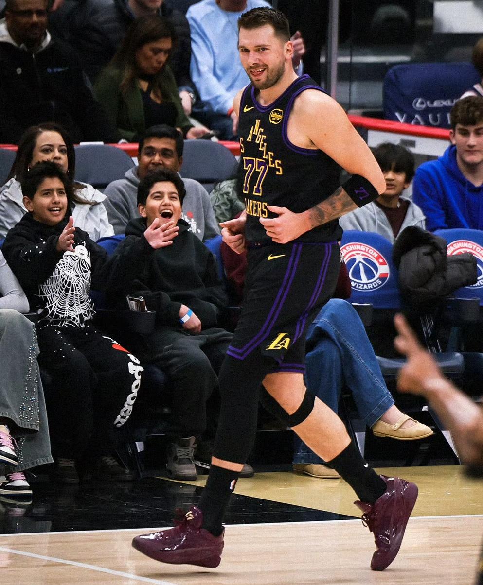 湖人142-111奇才，谈三件事。1、湖人重回西部第5。拿下这场比赛后，湖人战