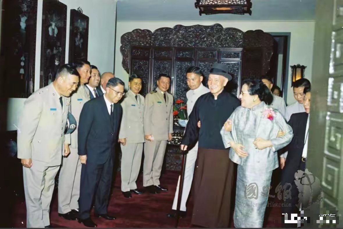 1967年3月，宋美龄70大寿，蒋介石身着传统黑衫配深褐色马面裙，头戴礼帽、拄着