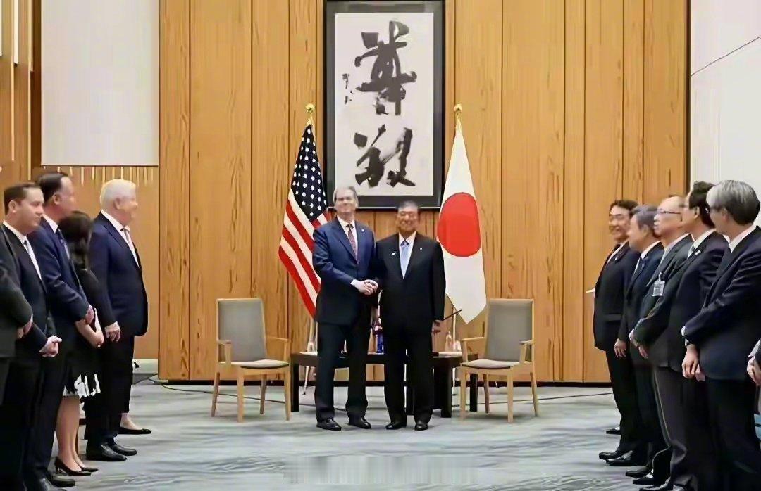 日本首相会见中美嘉宾，同样位置悬挂的却是不同的书法作品，会见美国的是“尊敬”（图