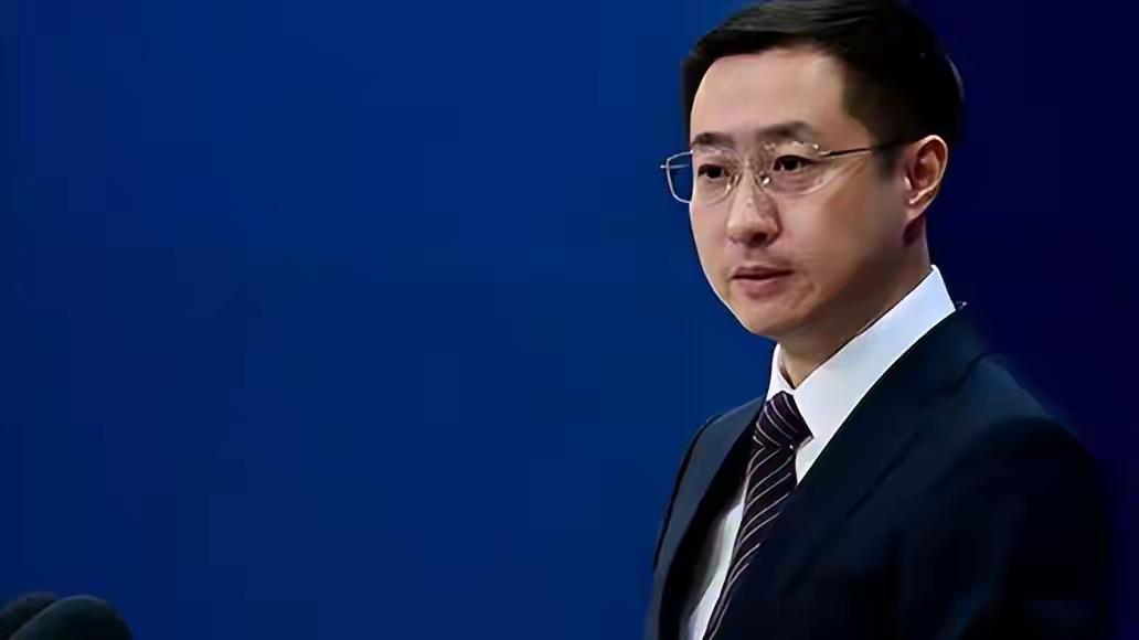 中国在能源转型中的表现堪称惊艳。从戈壁光伏海到油田风机林，再到储能站，新能源产业