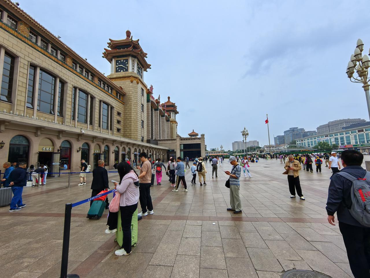 再次走进北京火车站！几十年来，无数次路过北京火车站。时光如梭，头发已经稀疏无几