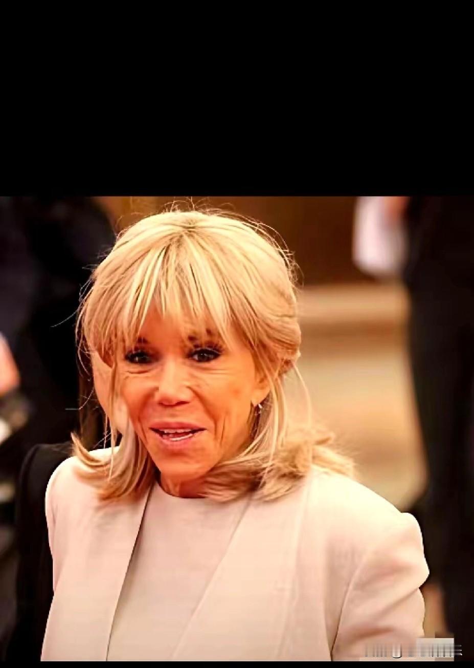 法国总统夫人是谜一样的女人！72岁的女人能站在47岁总统老公身边。